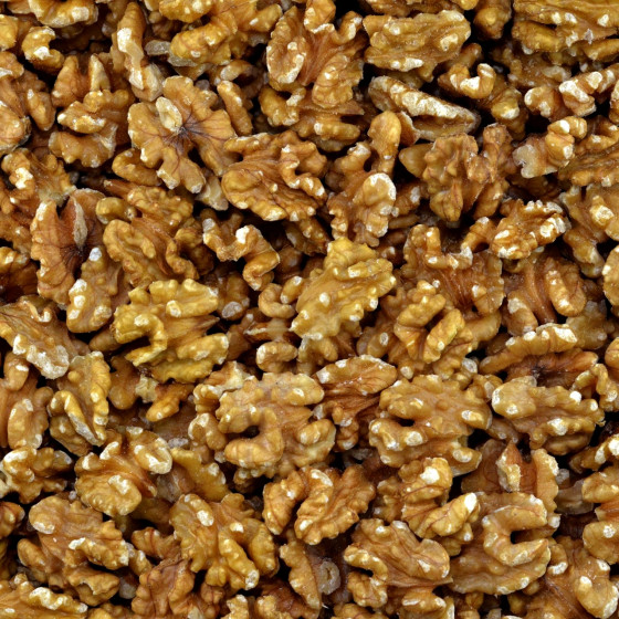 Gepelde walnoten ziet je op deze afbeelding heerlijk van smaak te koop