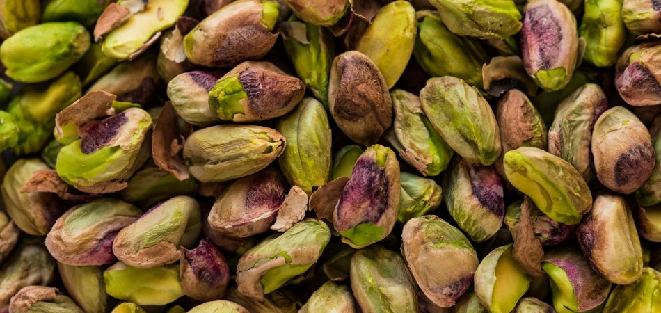 De houdbaarheid per noot is verschillend Close-up van verse gepelde pistachenoten