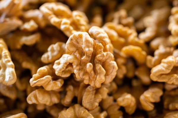 Walnoten roosteren zorgt voor een diepe intense smaak en knapperige textuur Close up van een walnoot