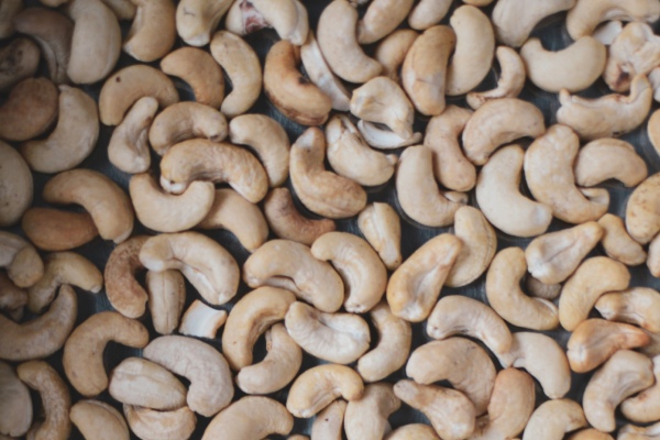 Zelf cashewnoten roosteren? We vertellen je er alles over in onze nieuwste blog. Cashewnoten op een bakplaat.