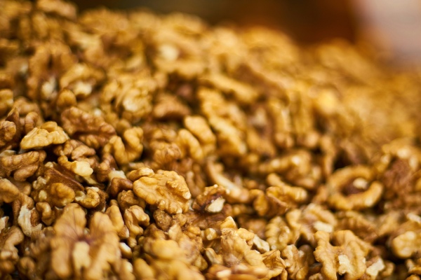 Close-up van een grote hoeveelheid rauwe walnoten, ideaal om te roosteren. Walnoten roosteren is eenvoudig en leuk om te doen