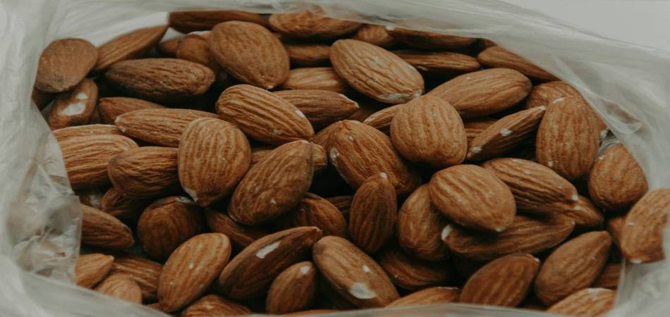 Zijn amandelen gezond? Lees er alles over in onze blog. Bruine amandelen in zakje